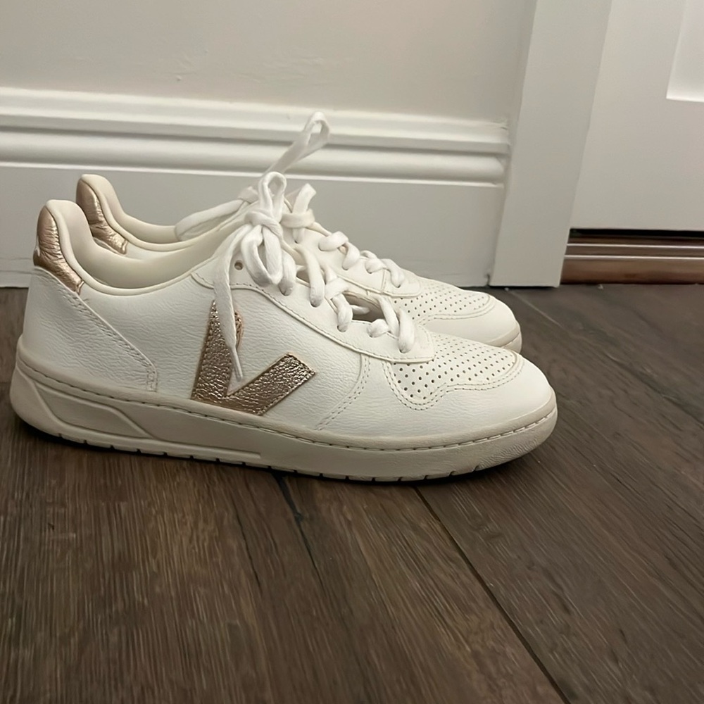 Veja V-10 Sneakers - NEW